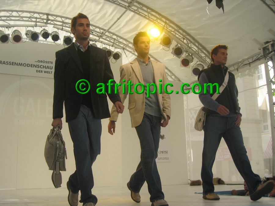 ../Images/Krefeld-Strssenmodenschau-2005 217.jpg